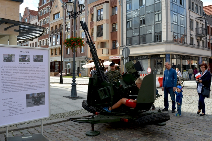 Prezentacja sprzętu i uzbrojenia wojskowego na ulicy Stary Rynek w Elblągu (+ zdjęcia)