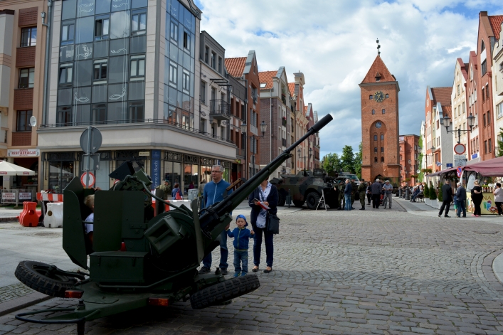 Prezentacja sprzętu i uzbrojenia wojskowego na ulicy Stary Rynek w Elblągu (+ zdjęcia)