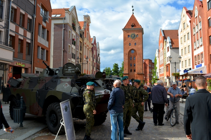 Prezentacja sprzętu i uzbrojenia wojskowego na ulicy Stary Rynek w Elblągu (+ zdjęcia)