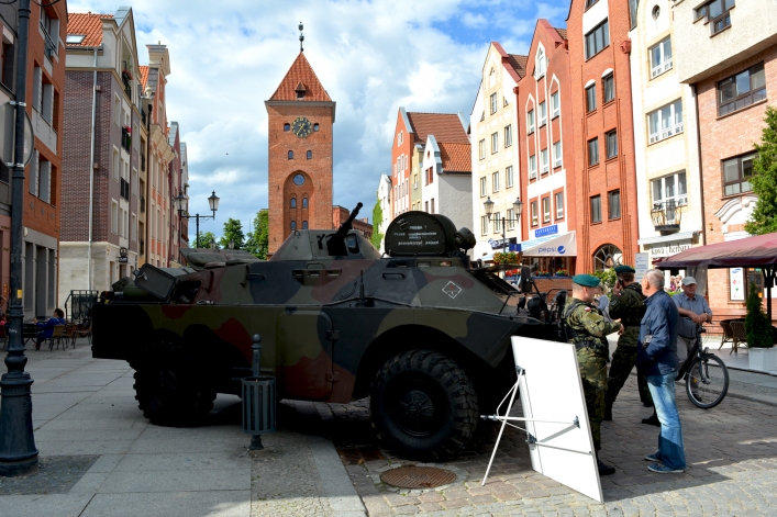 Prezentacja sprzętu i uzbrojenia wojskowego na ulicy Stary Rynek w Elblągu (+ zdjęcia)