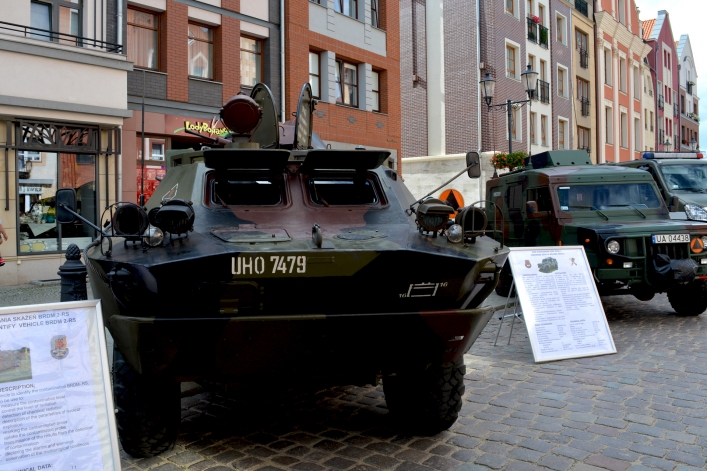 Prezentacja sprzętu i uzbrojenia wojskowego na ulicy Stary Rynek w Elblągu (+ zdjęcia)