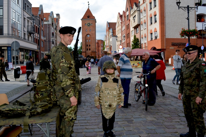 Prezentacja sprzętu i uzbrojenia wojskowego na ulicy Stary Rynek w Elblągu (+ zdjęcia)