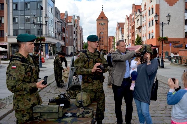 Prezentacja sprzętu i uzbrojenia wojskowego na ulicy Stary Rynek w Elblągu (+ zdjęcia)