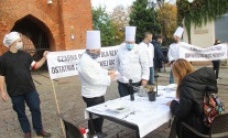 Protest kucharzy w Elblągu. Żadają wsparcia dla niszczonej branży