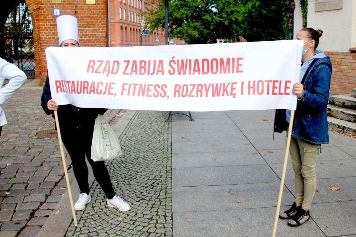 Protest kucharzy w Elblągu. Żadają wsparcia dla niszczonej branży. Stop zamykaniu gospodarki!