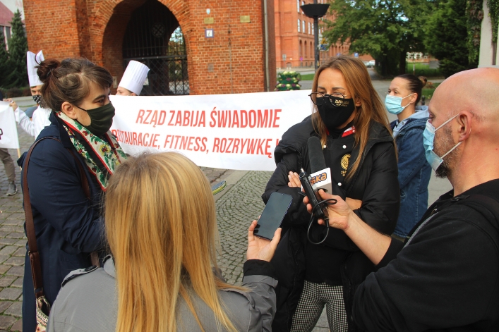 Protest kucharzy w Elblągu. Żadają wsparcia dla niszczonej branży. Stop zamykaniu gospodarki!