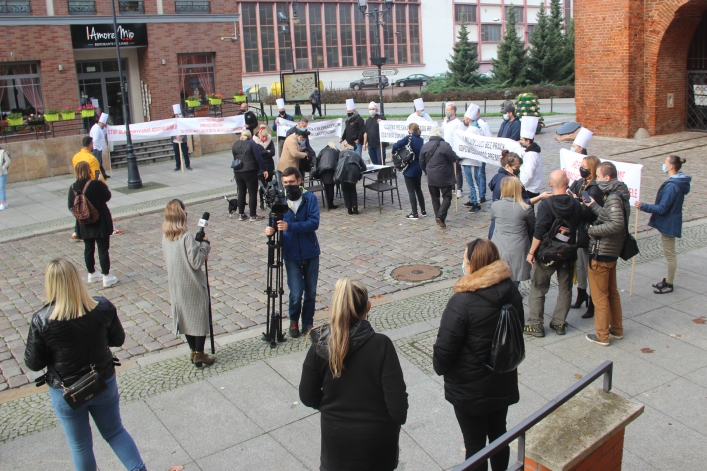 Protest kucharzy w Elblągu. Żadają wsparcia dla niszczonej branży. Stop zamykaniu gospodarki!