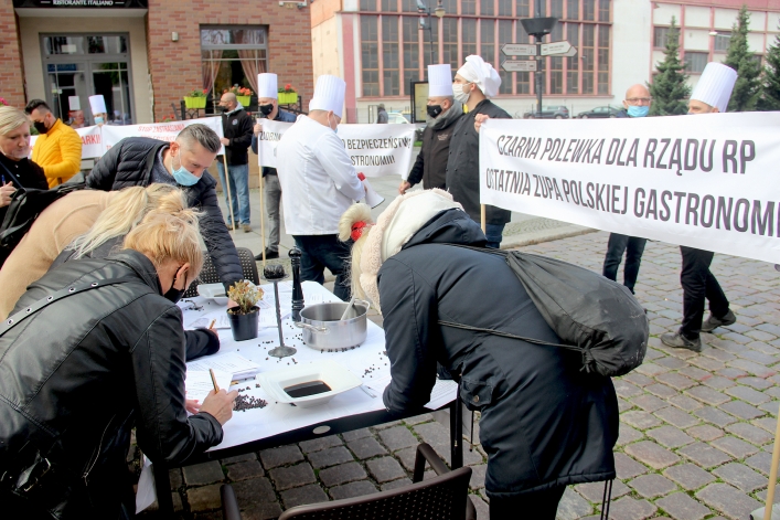 Protest kucharzy w Elblągu. Żadają wsparcia dla niszczonej branży. Stop zamykaniu gospodarki!