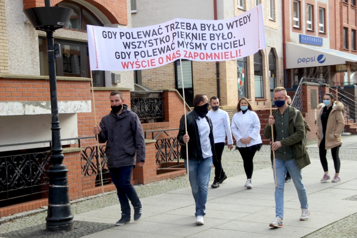 Protest kucharzy w Elblągu. Żadają wsparcia dla niszczonej branży. Stop zamykaniu gospodarki!