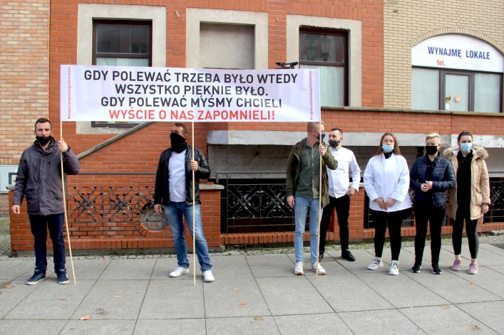 Protest kucharzy w Elblągu. Żadają wsparcia dla niszczonej branży. Stop zamykaniu gospodarki!