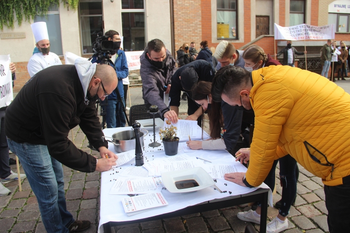 Protest kucharzy w Elblągu. Żadają wsparcia dla niszczonej branży. Stop zamykaniu gospodarki!