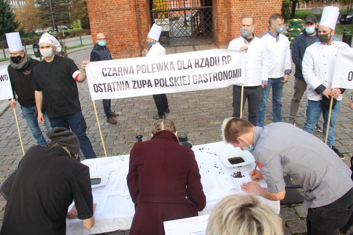 Protest kucharzy w Elblągu. Żadają wsparcia dla niszczonej branży. Stop zamykaniu gospodarki!