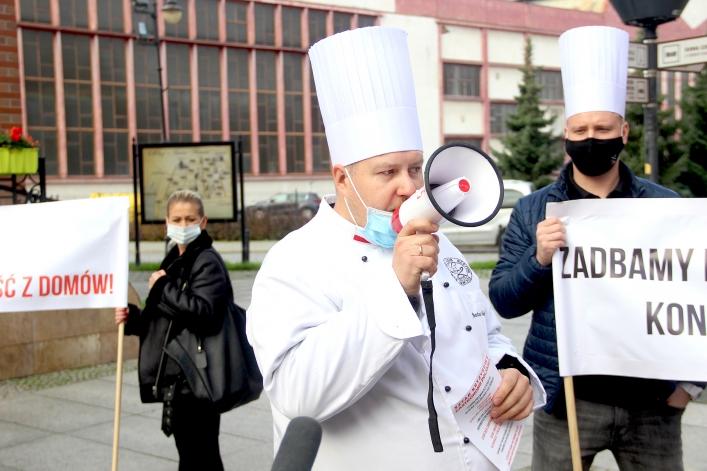 Protest kucharzy w Elblągu. Żadają wsparcia dla niszczonej branży. Stop zamykaniu gospodarki!
