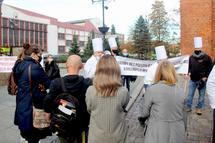 Protest kucharzy w Elblągu. Żadają wsparcia dla niszczonej branży. Stop zamykaniu gospodarki!