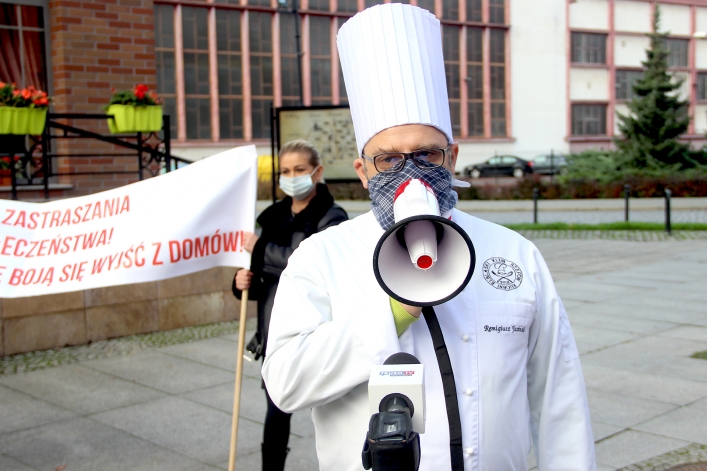 Protest kucharzy w Elblągu. Żadają wsparcia dla niszczonej branży. Stop zamykaniu gospodarki!