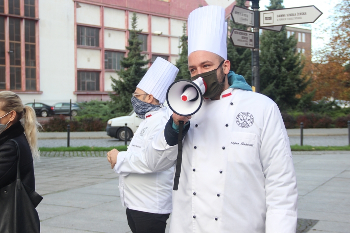 Protest kucharzy w Elblągu. Żadają wsparcia dla niszczonej branży. Stop zamykaniu gospodarki!