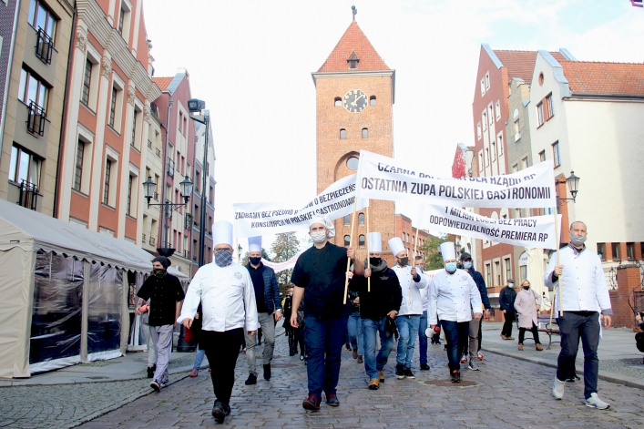 Protest kucharzy w Elblągu. Żadają wsparcia dla niszczonej branży. Stop zamykaniu gospodarki!
