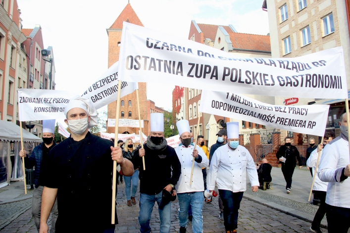 Protest kucharzy w Elblągu. Żadają wsparcia dla niszczonej branży. Stop zamykaniu gospodarki!