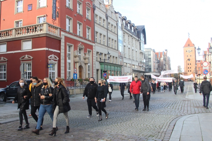 Protest kucharzy w Elblągu. Żadają wsparcia dla niszczonej branży. Stop zamykaniu gospodarki!