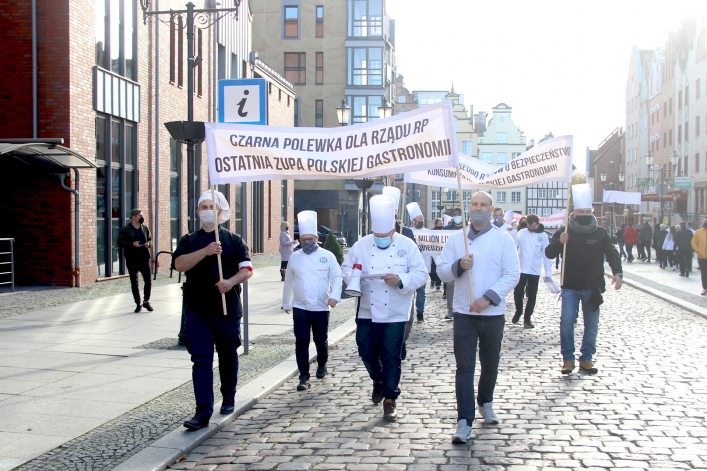 Protest kucharzy w Elblągu. Żadają wsparcia dla niszczonej branży. Stop zamykaniu gospodarki!