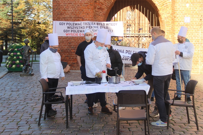 Protest kucharzy w Elblągu. Żadają wsparcia dla niszczonej branży. Stop zamykaniu gospodarki!