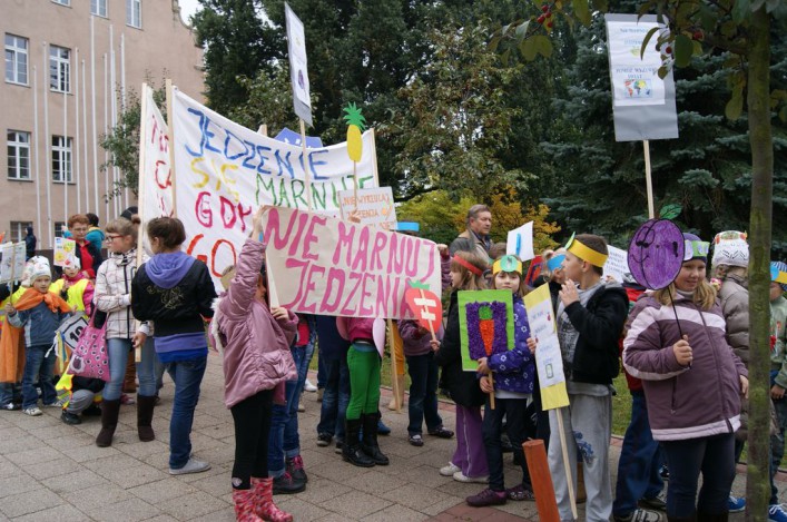 Przeszedł marsz dzieci, by żywność nie trafiała do śmieci