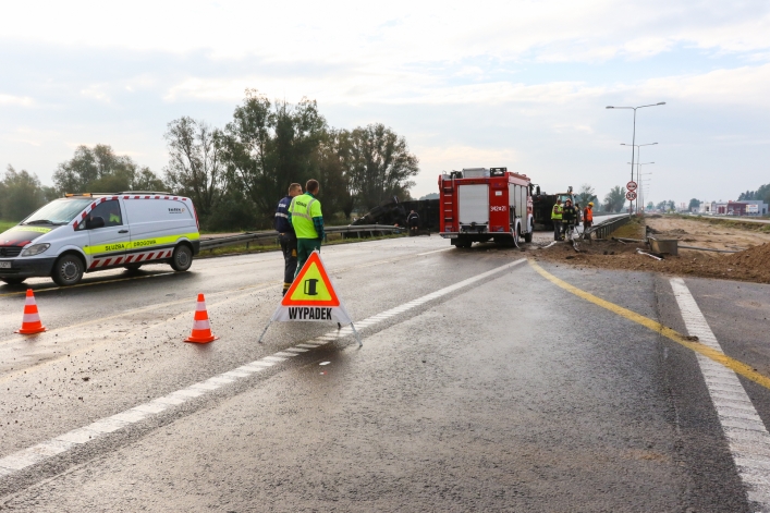 Przewrócony tir zablokował drogę