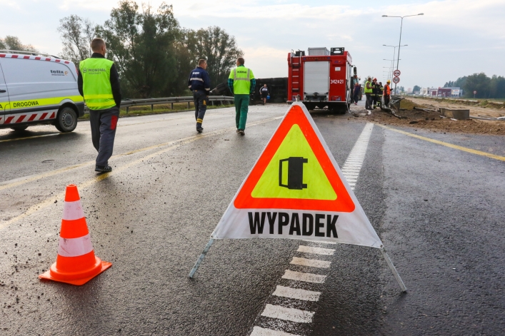 Przewrócony tir zablokował drogę