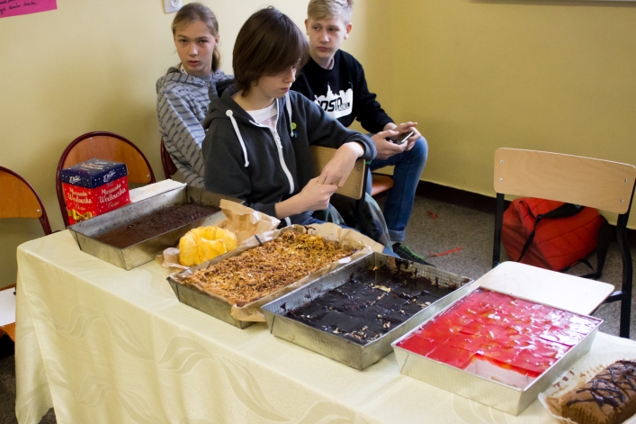 Przez żołądek do… portfela, ale w szczytnym celu. Kiermasz ciast w Gimnazjum nr 9