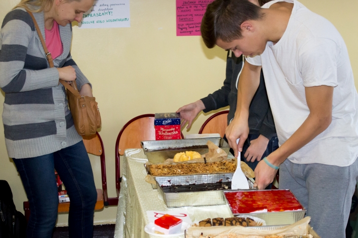 Przez żołądek do… portfela, ale w szczytnym celu. Kiermasz ciast w Gimnazjum nr 9