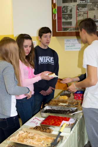 Przez żołądek do… portfela, ale w szczytnym celu. Kiermasz ciast w Gimnazjum nr 9