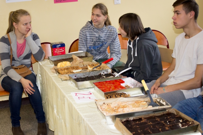 Przez żołądek do… portfela, ale w szczytnym celu. Kiermasz ciast w Gimnazjum nr 9