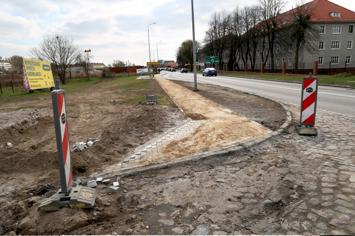 Przy ul. Łęczyckiej powstaje chodnik. Niedługo zostanie oddany do użytku