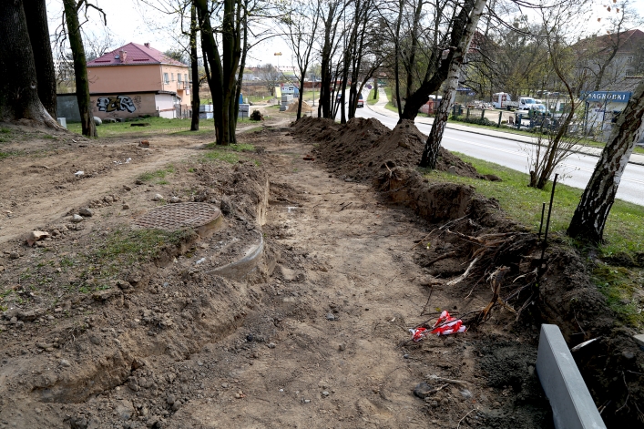 Przy ul. Łęczyckiej powstaje chodnik. Niedługo zostanie oddany do użytku
