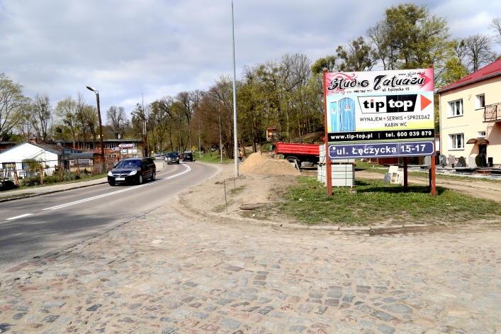 Przy ul. Łęczyckiej powstaje chodnik. Niedługo zostanie oddany do użytku