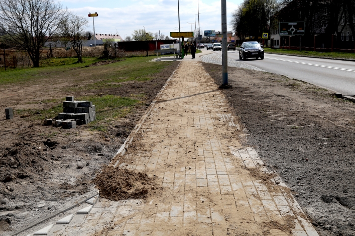 Przy ul. Łęczyckiej powstaje chodnik. Niedługo zostanie oddany do użytku