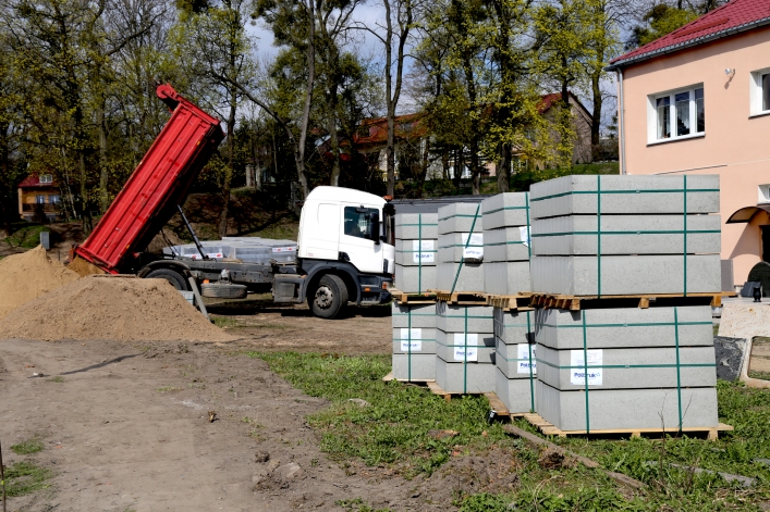 Przy ul. Łęczyckiej powstaje chodnik. Niedługo zostanie oddany do użytku