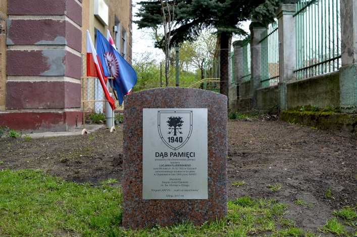 Przy Zespole Szkół Pijarskich posadzono Dąb Pamięci (+ zdjęcia)