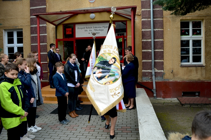 Przy zespole Szkół Pijarskich posadzono Dąb Pamięci (+ zdjęcia)
