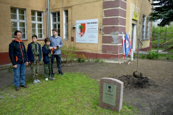 Przy zespole Szkół Pijarskich posadzono Dąb Pamięci (+ zdjęcia)