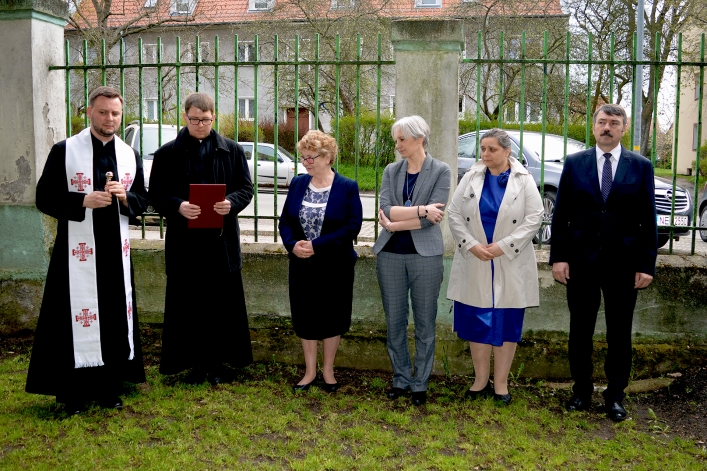 Przy zespole Szkół Pijarskich posadzono Dąb Pamięci (+ zdjęcia)