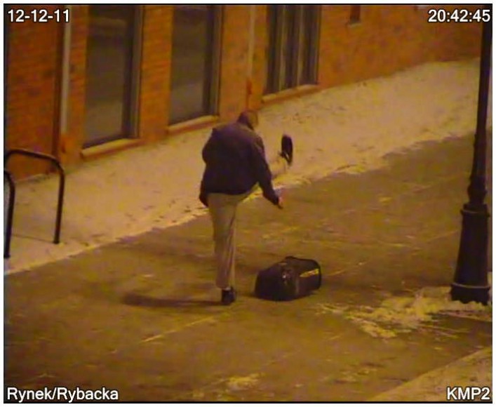 Przyłapany na gorącym uczynku. Wandal zatrzymany dzięki kamerze monitoringu.