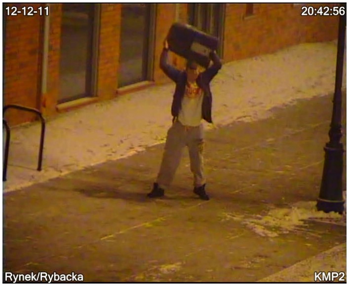 Przyłapany na gorącym uczynku. Wandal zatrzymany dzięki kamerze monitoringu.