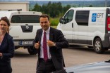 Radosław Sikorski w Elblągu. Konferencja, spacer oraz lody na rzece Elbląg
