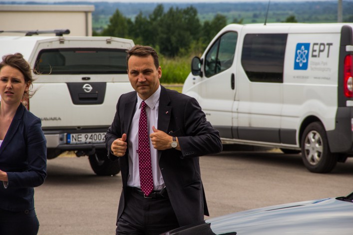 Radosław Sikorski w Elblągu. Konferencja, spacer oraz lody na rzece Elbląg