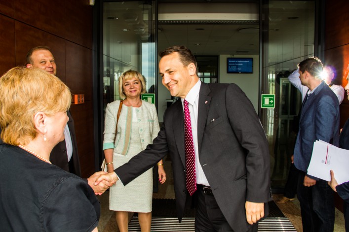 Radosław Sikorski w Elblągu. Konferencja, spacer oraz lody na rzece Elbląg