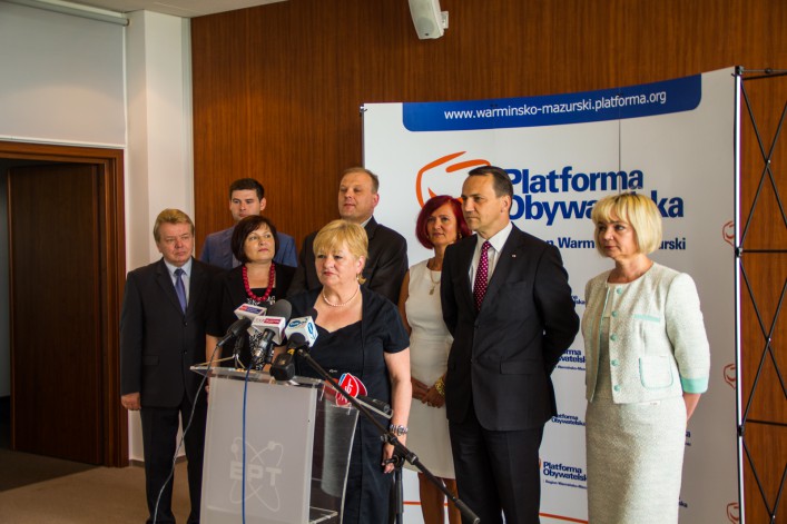 Radosław Sikorski w Elblągu. Konferencja, spacer oraz lody na rzece Elbląg