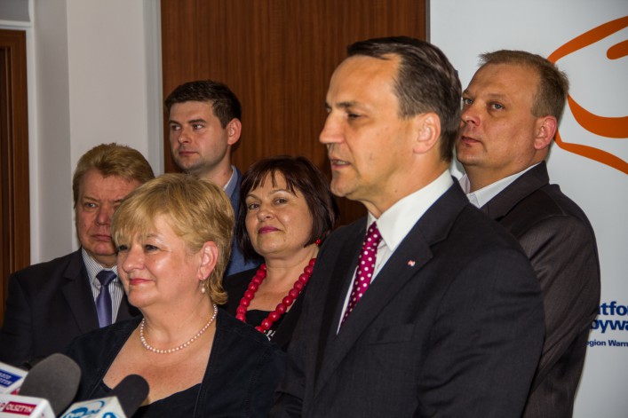 Radosław Sikorski w Elblągu. Konferencja, spacer oraz lody na rzece Elbląg