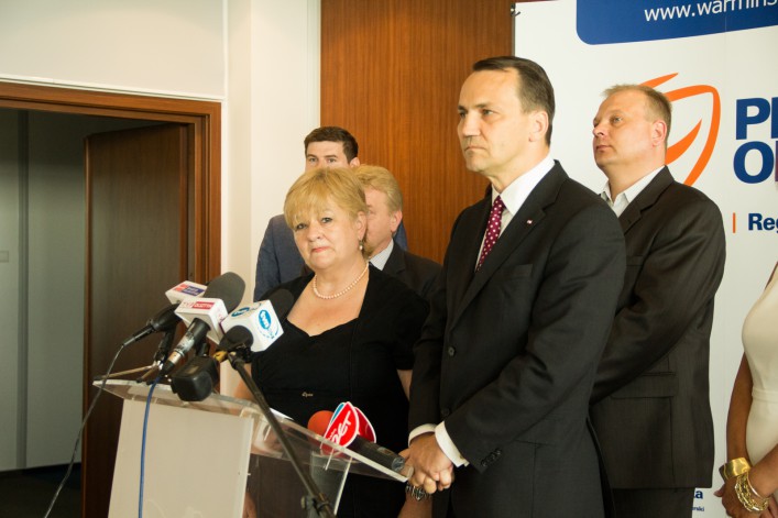 Radosław Sikorski w Elblągu. Konferencja, spacer oraz lody na rzece Elbląg