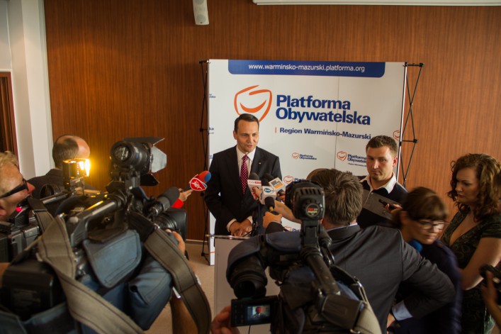 Radosław Sikorski w Elblągu. Konferencja, spacer oraz lody na rzece Elbląg